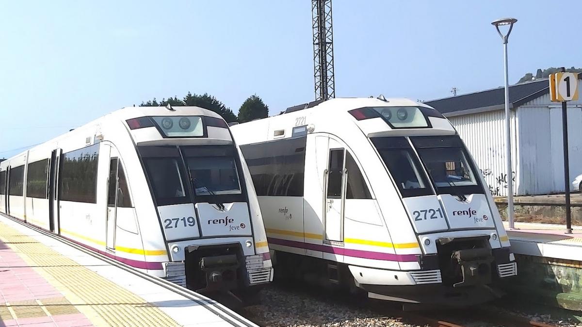 Trens de Renfe na localidade de Ribadeo, na Maria