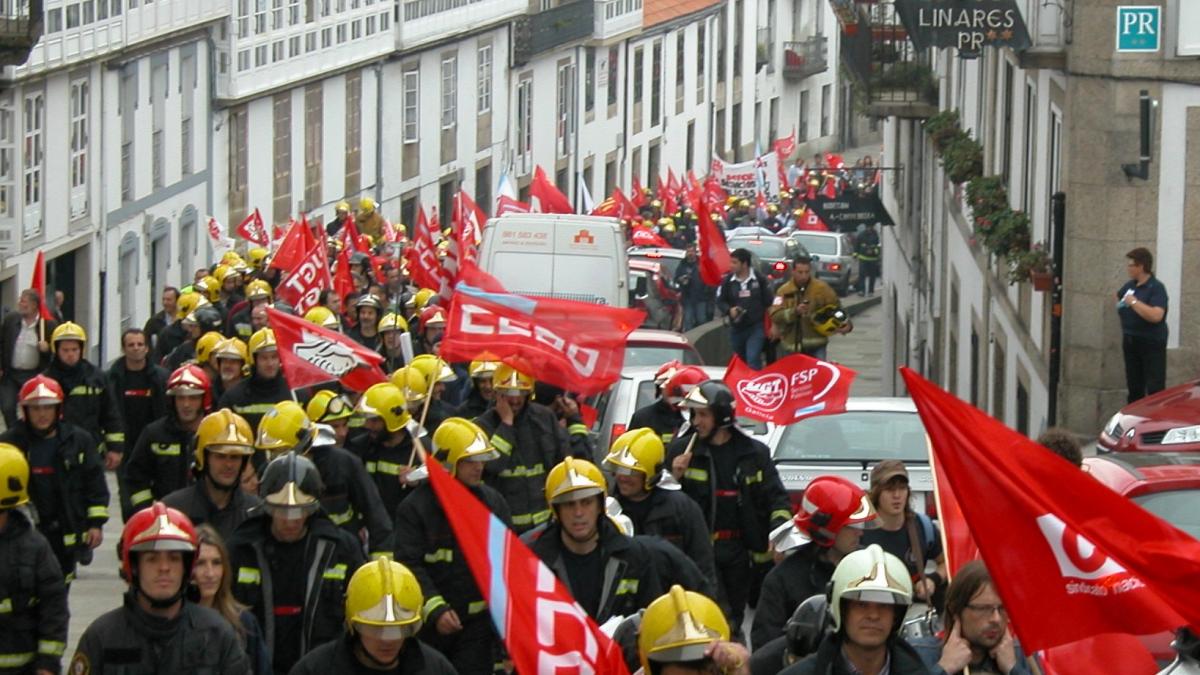 Manifestacin de bombeiros en Santiago | Foto: Arquivo CCOO