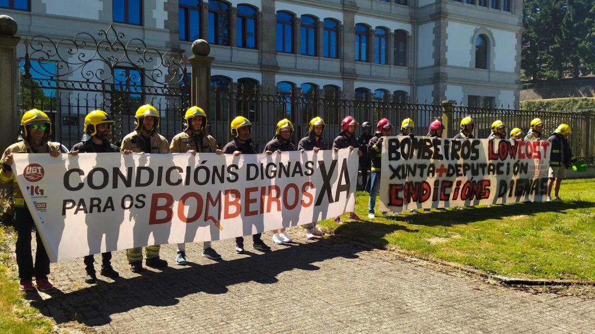 Manifestacin en Santiago de Compostela dos bombeiros dos parques comarcais (13/7/2023)