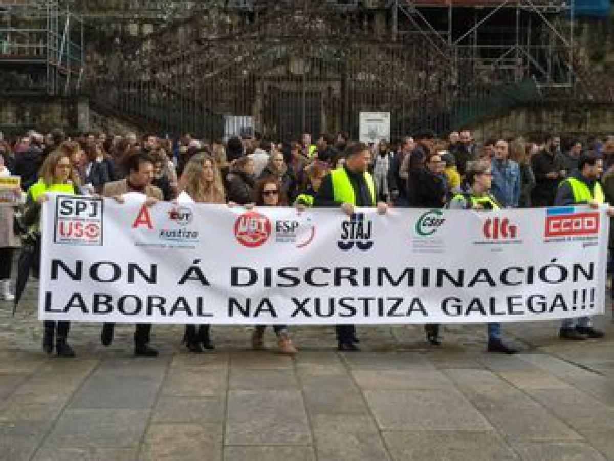 Pancarta principal da manifestacin de hai uns das en Santiago de Compostela