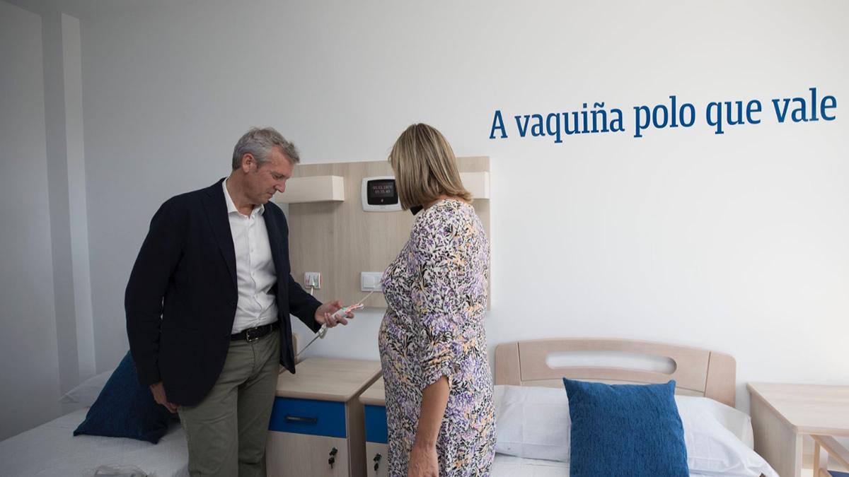 O presidente da Xunta, Alfonso Rueda, e a conselleira de Poltica Social, Fabiola Garca, na visita  residencia cuxa xestin pretenden privatizar