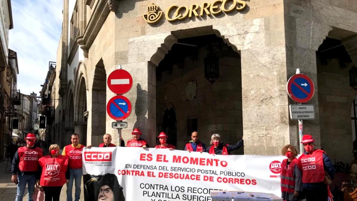 Concentracin diante da sede de Correos en Santiago de Compostela (19/5/2022)