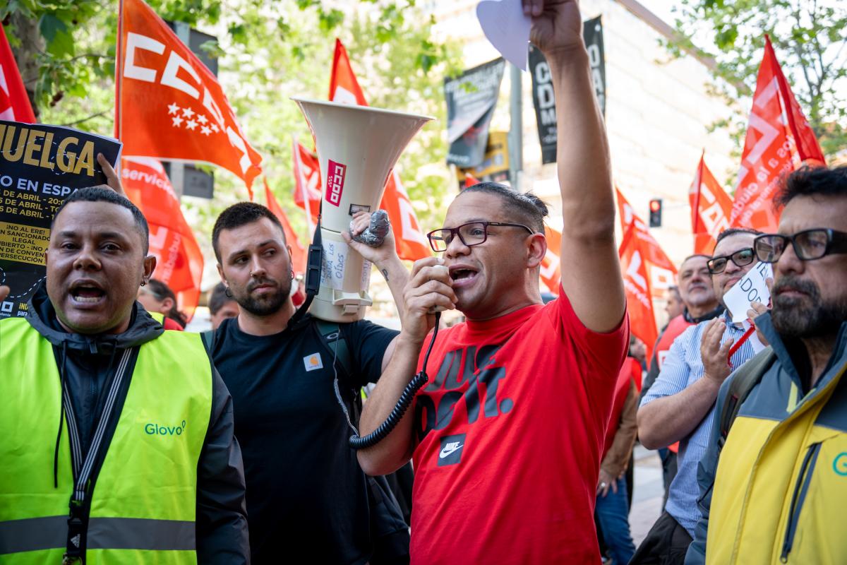 Riders de Glovo concéntranse ante a sede da empresa en Madrid
