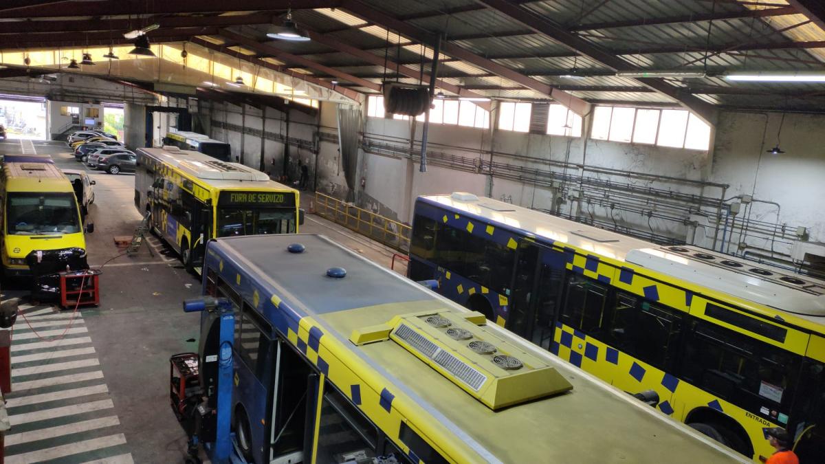 Autobuses da empresa Urbanos de Ourense fra de servizo durante unha xornada de folga