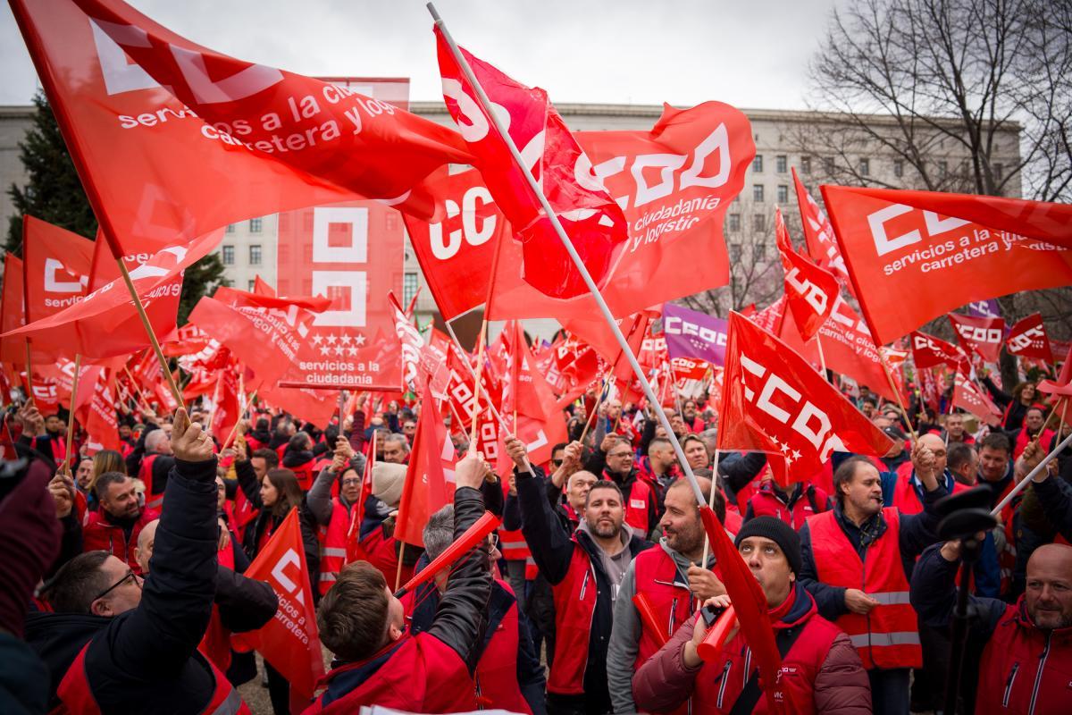 Unha delegación de FSC CCOO Galicia, Federación e Sctro. concéntrase xunto a 5000 condutoras e condutores fronte ao Ministerio de Transportes para esixir que se acelere a súa xubilación anticipada