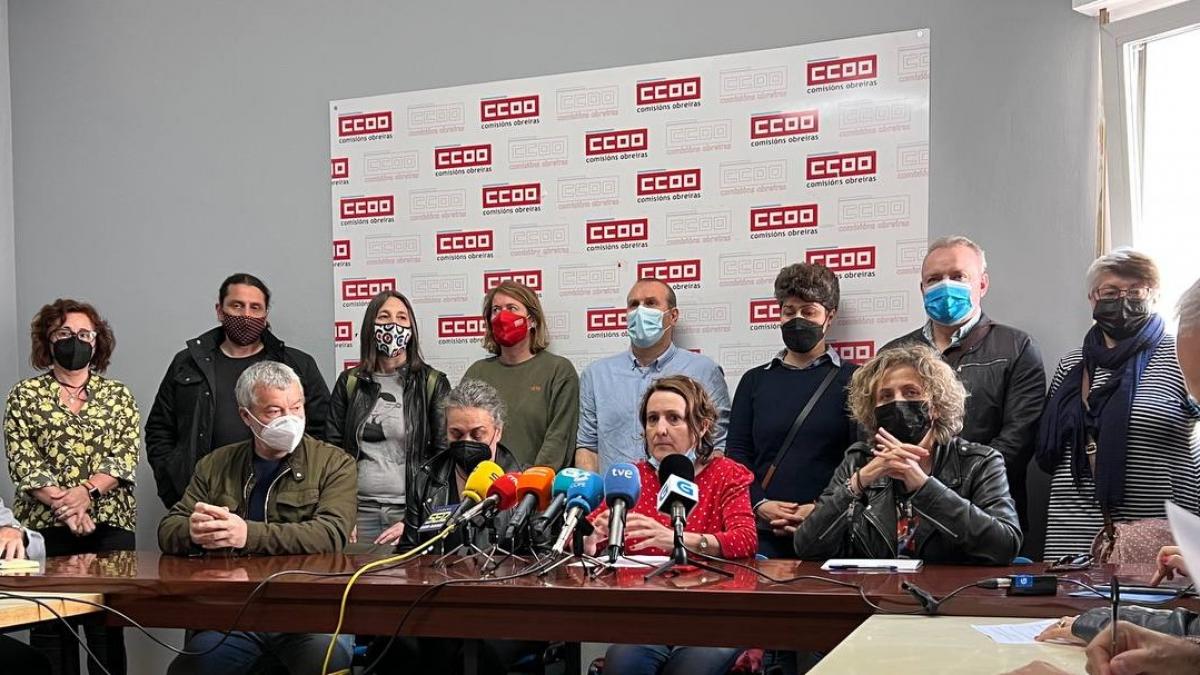 Numerosos dirixentes de CCOO arrouparon este medioda en Ourense a compaeira agredida polo alcalde