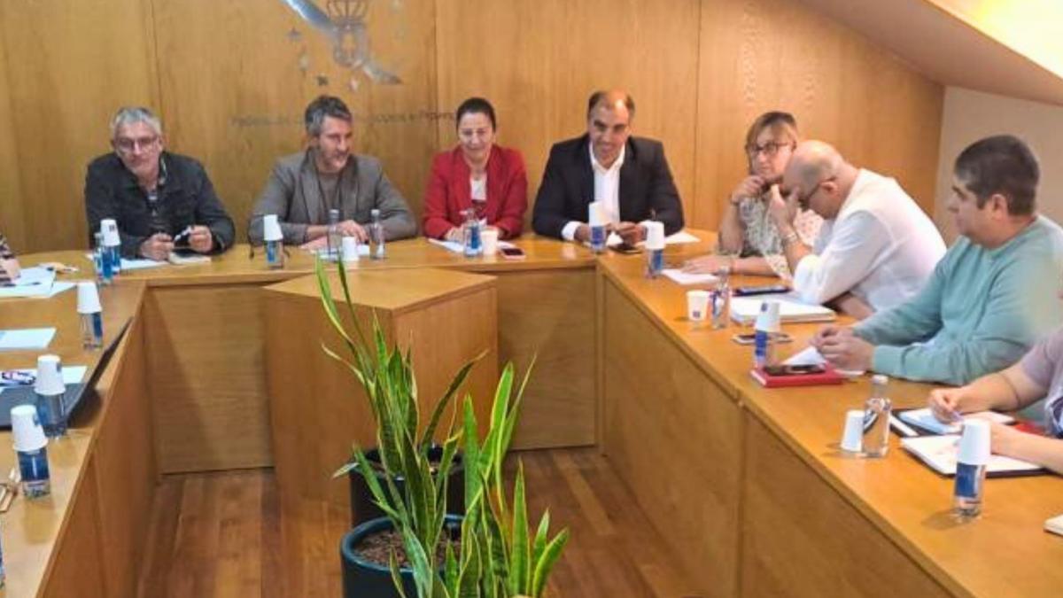 Primeira reunin do Foro Local de Servizos Sociais. No fondo, representantes da FEGAMP;  dereita, Maica Bouza, Javier Lareu e Alberto Riob, por CCOO