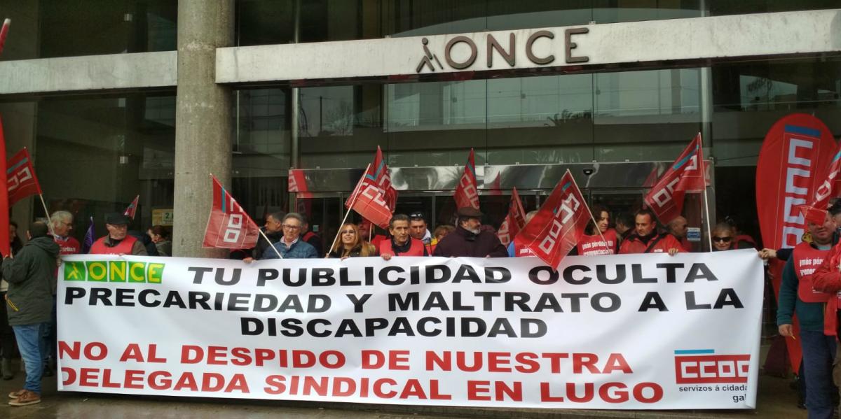 Protesta contra el despido de una delegada sindical de CCOO en la ONCE en Lugo